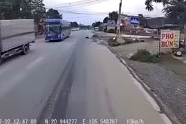 Xe máy đi ngược chiều gây tai nạn với ô tô tải và xe khách