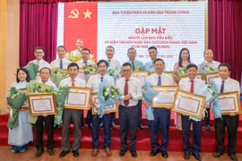 Vinh danh 150 nhà báo tiêu biểu, tiếp nối ngọn lửa 100 năm Báo chí Cách mạng