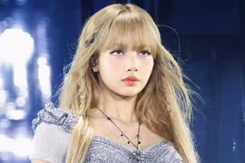 Lisa (Blackpink) tiếp tục gây tranh cãi vì trang phục 'gợi cảm' trong tour diễn tái hợp