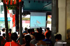 Quán cà phê thành 'quảng trường thu nhỏ' trong ngày Quốc khánh 2/9