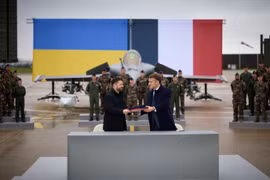 Ukraine ký thỏa thuận mua 100 tiêm kích Rafale của Pháp