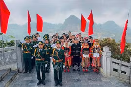 Linh thiêng Lễ thượng cờ tại Cột cờ quốc gia Lũng Cú trong ngày thống nhất