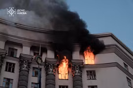 Tòa nhà Nội các Ukraine bị cháy trong cuộc không kích của Nga, hai bên giao tranh dữ dội