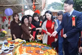 Du khách trải nghiệm Lễ hội Xôi Phú Thượng lần thứ 8 năm 2025