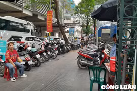 Để ô tô, xe máy trái quy định trên vỉa hè sẽ bị xử phạt