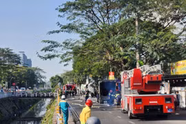 Cảnh sát phong toả một đoạn đường để chữa cháy xóm trọ ở TP HCM