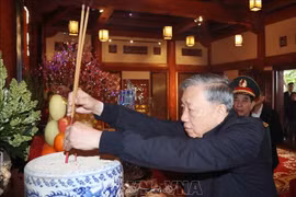 Tổng Bí thư Tô Lâm dâng hương tưởng niệm các Anh hùng liệt sỹ tại Nghĩa trang Vị Xuyên