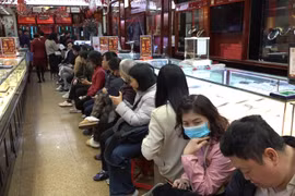Người dân nô nức xếp hàng mua vàng trước ngày vía thần tài