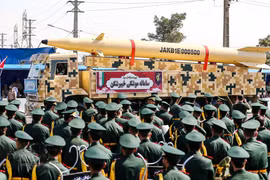 Iran lần đầu tấn công Israel bằng tên lửa Kheibarshekan đa đầu đạn