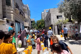 Tên lửa Israel bắn trúng các trẻ em Gaza đang lấy nước
