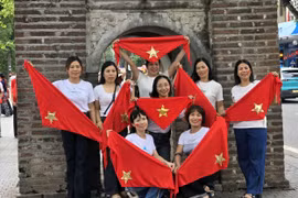 Biển người đổ về Hồ Gươm, tranh thủ chụp ảnh trước giờ xem hợp luyện diễu binh