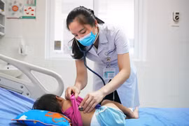 Cháu bé 21 tháng tuổi thoát chết kỳ diệu sau vết cắn ‘tử thần' của rắn cạp nia