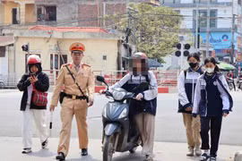 Hà Nội: Trong một ngày, hơn 200 học sinh và phụ huynh vi phạm giao thông bị xử lý