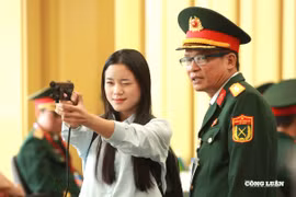 Trải nghiệm thực tế ảo, lái xe Trường Sơn, bắn súng… hút khách tại triển lãm 80 năm Quốc khánh