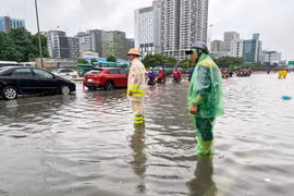 Hà Nội: Cảnh sát giao thông bác tin đồn cấm đường do ngập úng