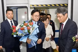 Chủ tịch Quốc hội Hàn Quốc bắt tay Nhà lãnh đạo Triều Tiên