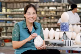 Gốm sứ Quang Vinh: Từ nghề ‘cha truyền con nối’ đến sản phẩm OCOP 5 sao