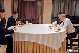 Lý do đội an ninh Triều Tiên luôn lau sạch các vật dụng sau khi ông Kim Jong Un sử dụng