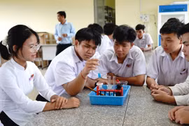 “Ép học” có thể bị phạt tiền: Cha mẹ có đang mất quyền dạy con?