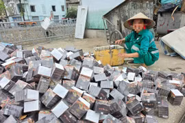 Hàng nghìn hộp thực phẩm bảo vệ sức khỏe bị đổ trộm ra vỉa hè Hà Nội