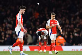 Saliba mắc sai lầm, Arsenal đánh rơi chiến thắng trước Crystal Palace