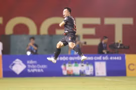 Vượt qua ĐKVĐ Nam Định, tân binh Ninh Bình bay cao trên ngôi đầu V.League