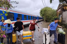 Đường sắt tạm ngừng một số chuyến tàu, chuyển tải hành khách