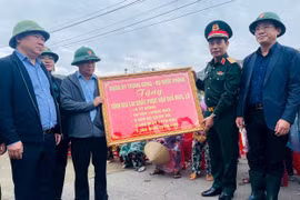 Đại tướng Phan Văn Giang thăm, tặng quà người dân vùng lũ Gia Lai