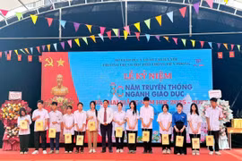 Tặng sách, trao học bổng và phát động cuộc thi 'Đến với Con đường tương lai' dịp khai giảng năm học mới