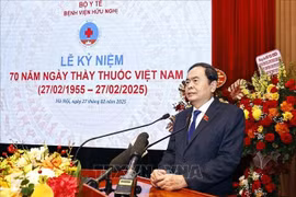 Phát triển kỹ thuật hiện đại, nâng cao chất lượng khám, điều trị bệnh, chăm sóc sức khỏe nhân dân