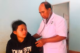 Gia Lai: Bác sĩ của buôn làng, chống hủ tục, cứu sống nhiều đứa trẻ rồi nhận nuôi