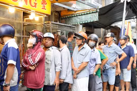 TP HCM: Người dân xếp hàng dài chờ mua vịt quay cúng Tết Đoan Ngọ