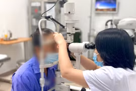 Ngứa mắt suốt 3 năm, cụ bà 68 tuổi bất ngờ phát hiện… rận ký sinh