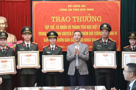 NXBGDVN khen thưởng lực lượng đánh sập sách giáo khoa giả, ngăn chặn ‘độc hại tri thức’