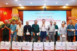 Trưởng Ban Tuyên giáo và Dân vận Trung ương tặng quà gia đình chính sách tại Tây Ninh​