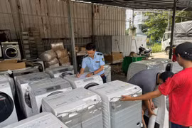 Phát hiện kho đồ điện cũ 'khủng' chứa hàng cấm nhập khẩu ở TP HCM