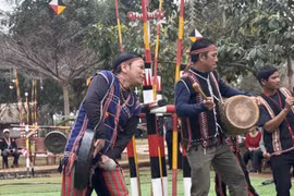 Trình diễn dân ca dân vũ Tây Nguyên 'Em là hoa Pơ lang' tại Làng Văn hóa
