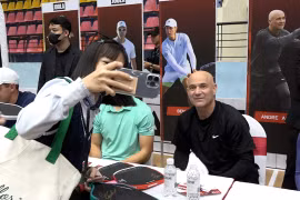 Hàng nghìn cổ động viên chào đón tay vợt Pickleball số 1 thế giới