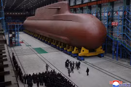 Ông Kim Jong Un thăm cơ sở đóng tàu ngầm hạt nhân, giám sát phóng tên lửa tầm xa