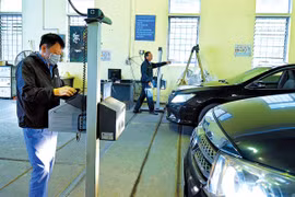 Ô tô dưới 9 chỗ lần đầu chứng nhận đăng ký kèm biển số tại Hà Nội, phí 20 triệu đồng