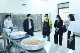 Hà Nội kiểm tra đột xuất bếp ăn trường Chu Minh sau vụ 'cá ươn, thịt nhớt': Yêu cầu siết chặt toàn bộ bán trú trên địa bàn