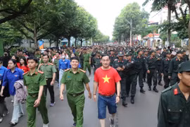 Người dân Đắk Lắk hưởng ứng hoạt động đi bộ “Cùng Việt Nam tiến bước”