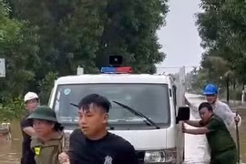 Quảng Ngãi: Lực lượng chức năng băng lũ đưa sản phụ đi sinh an toàn