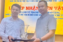 Khu Di tích Chủ tịch Hồ Chí Minh tiếp nhận hiện vật quý nhân dịp kỷ niệm 135 năm Ngày sinh Bác