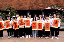 Hàng nghìn sĩ tử nô nức dâng hương, gửi gắm ước vọng tại Văn Miếu Quốc Tử Giám
