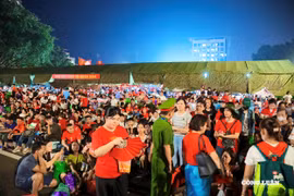Biển người đổ về Quảng trường Ba Đình trong đêm chờ tổng duyệt diễu binh mừng Quốc khánh