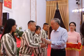 Phó Thủ tướng Thường trực Nguyễn Hòa Bình dự Lễ công bố Quyết định đặc xá tại Trại giam Phú Sơn 4