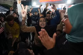 Israel và Hamas đạt thỏa thuận ngừng bắn, nhưng bom đạn vẫn rơi ở Gaza và còn nhiều câu hỏi phía trước