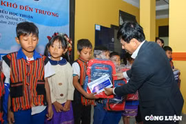 Chương trình "Tết sum vầy, sẻ chia yêu thương” đến với người dân huyện miền núi Hướng Hóa, tỉnh Quảng Trị