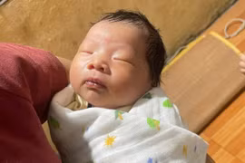 TP HCM: Bé gái sơ sinh bị bỏ rơi trong giỏ nhựa trước nhà